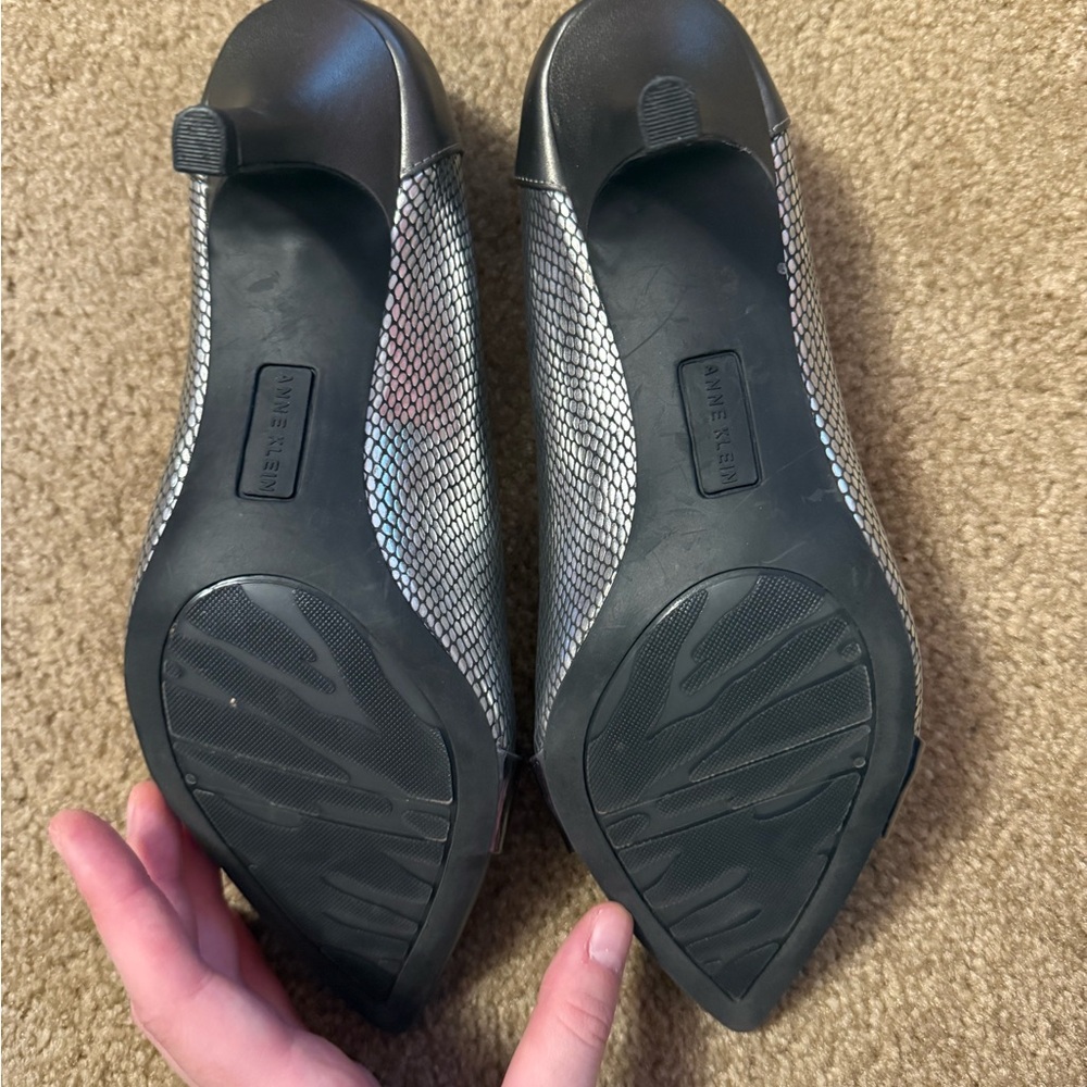 Anne Klein Flex Finn Metalic grey/silver heals - Picture 4 of 5